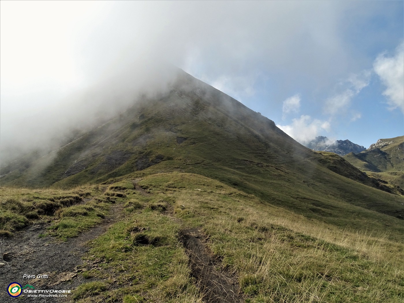 58 Seguendo il sent. 101 sono al Passo di Sodadura (1854 m) con la cima Sodadura  in parte coperta da nebbie.JPG